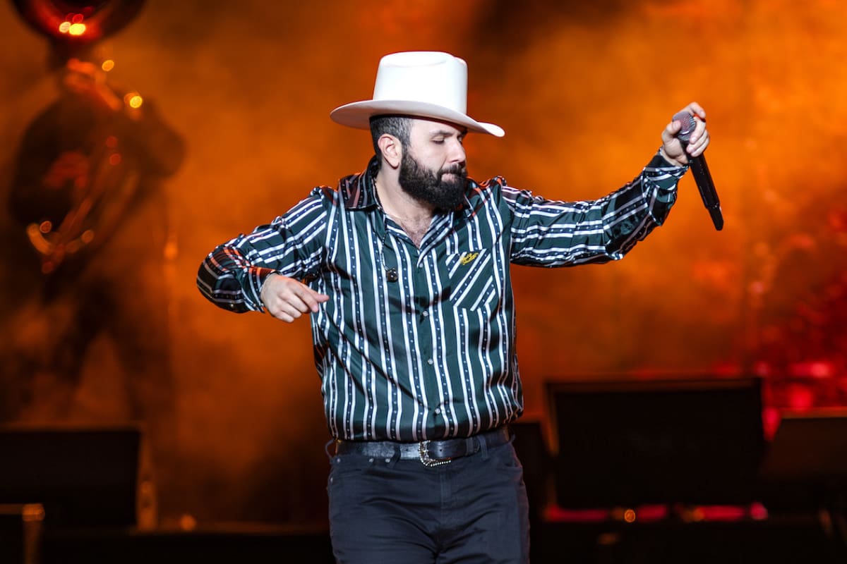 Carín León hace historia en Miami y dedica emotivo concierto a Venezuela con campaña de donaciones