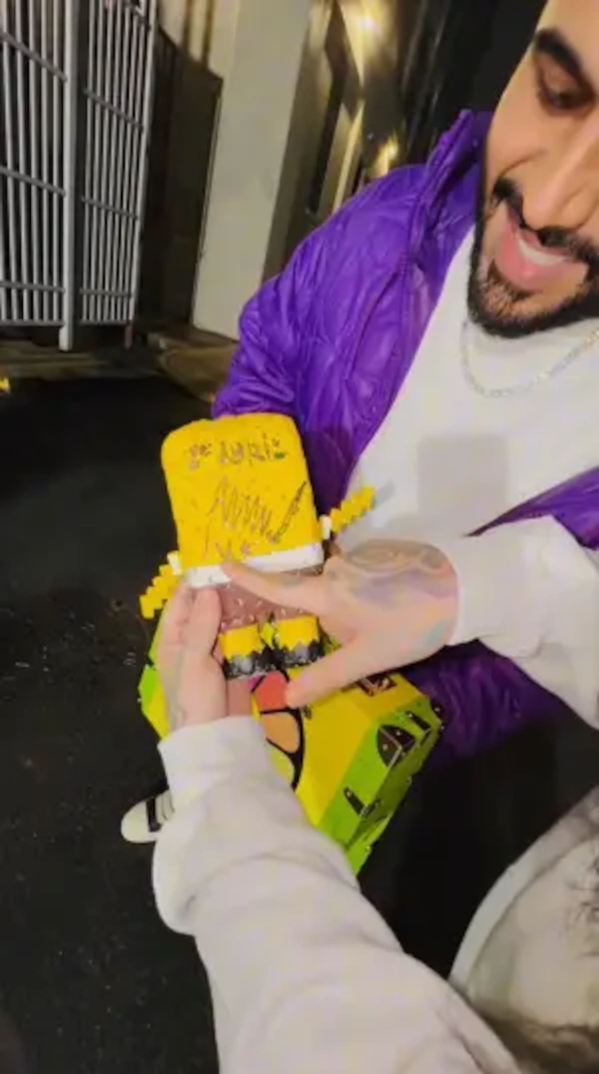 Tekashi 6ix9ine sale de cárcel en Nueva York y muestra supuesto autógrafo de Nicolás Maduro. Foto: Instagram/@6ix9ine