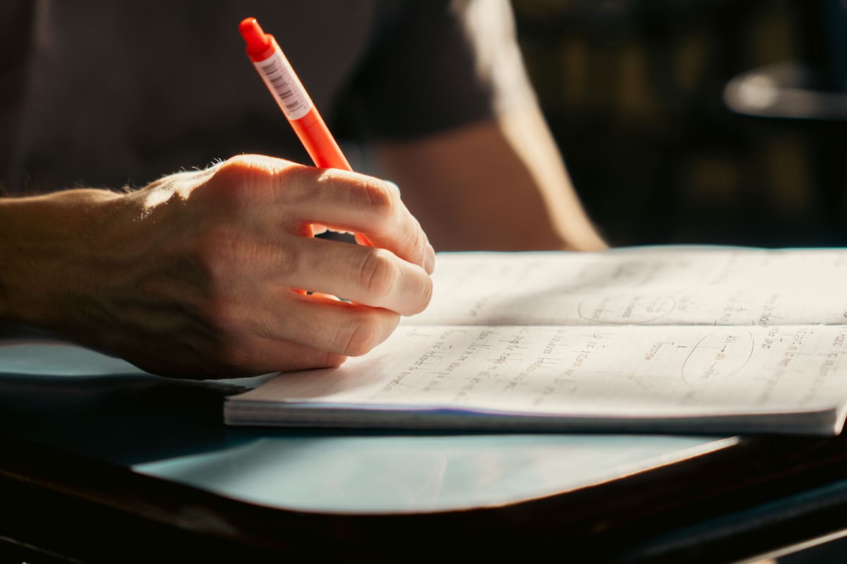 Escribir alternando mayúsculas y minúsculas en redes sociales puede ayudar a transmitir sarcasmo, ironía o énfasis, según estudios sobre lenguaje y comportamiento digital. Foto: Pexels