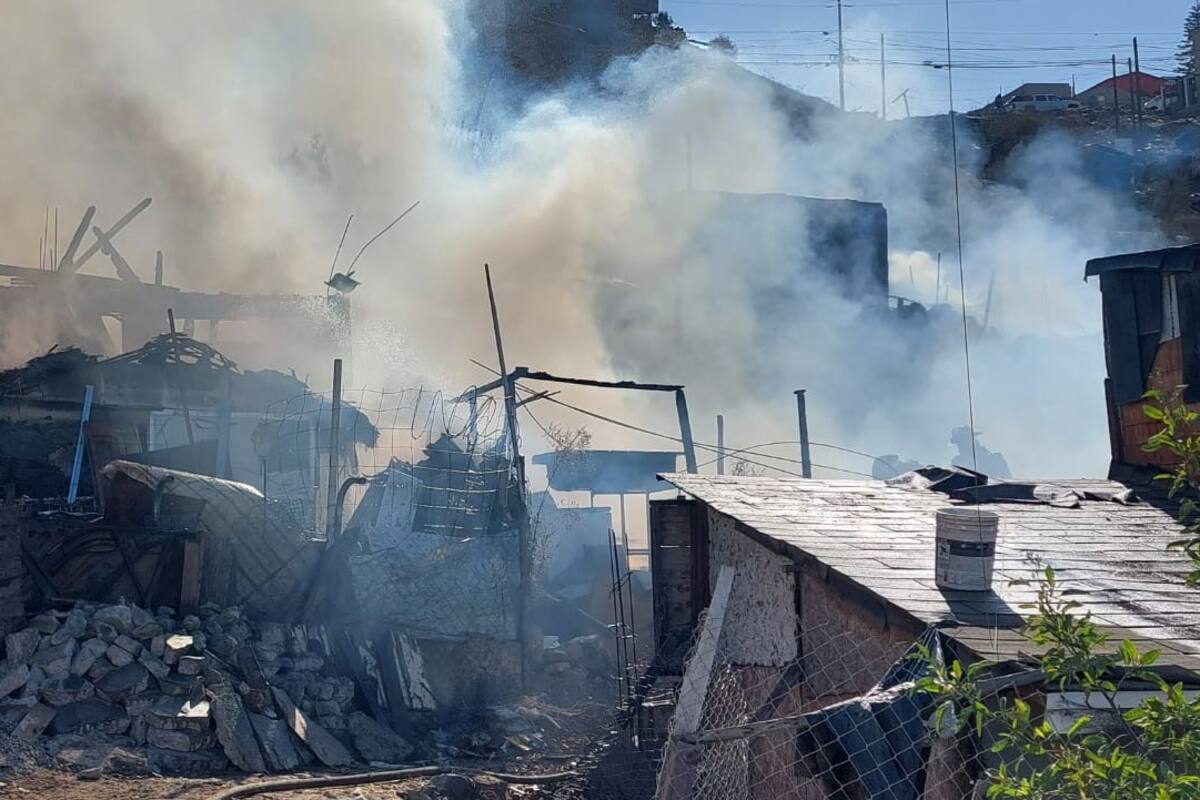 Incendio consume al menos tres viviendas improvisadas