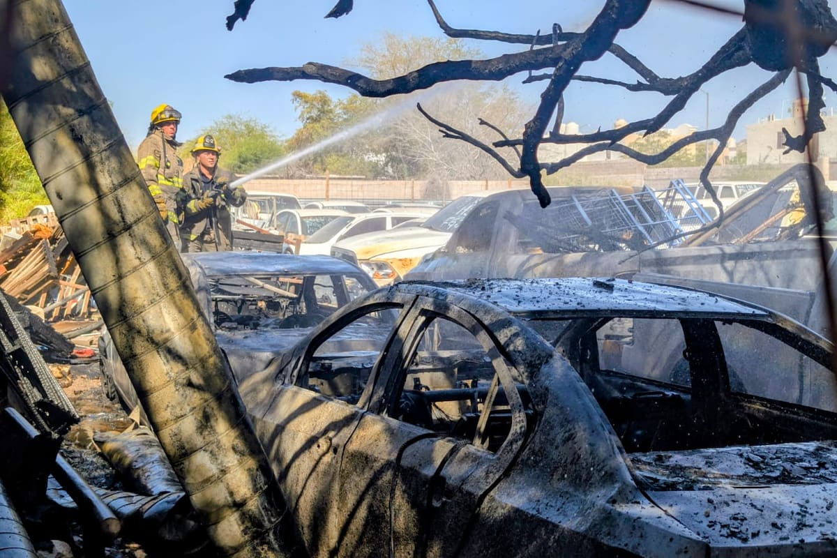 Incendio consume vehículos de la Fiscalía en Hermosillo; 15 evacuados por riesgo a negocios cercanos