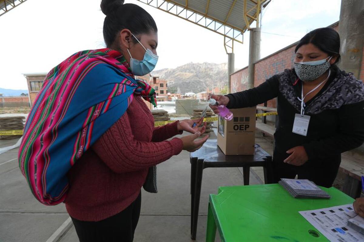 Las elecciones en Bolivia transcurren con gran afluencia de votantes y en calma