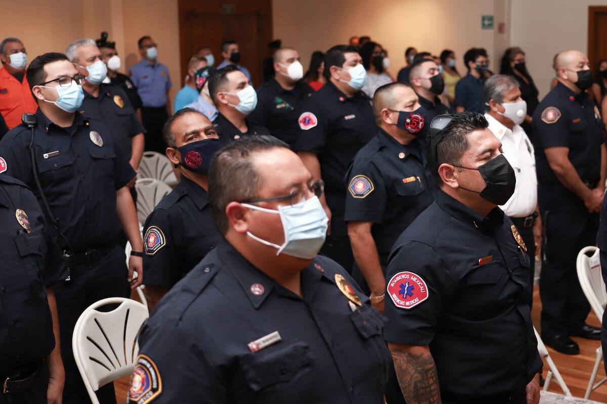 Festejan a los bomberos; señalan faltan elementos
