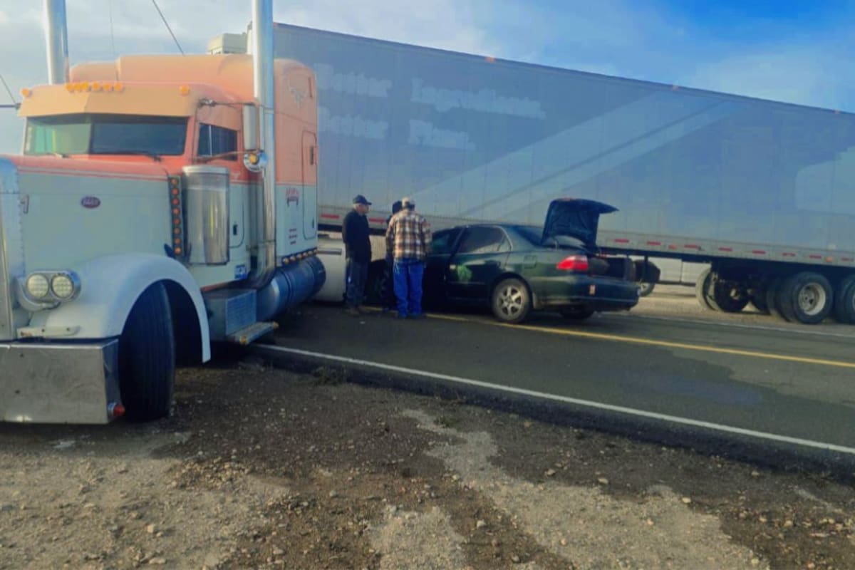 Automóvil queda debajo de tráiler en accidente en la carretera libre