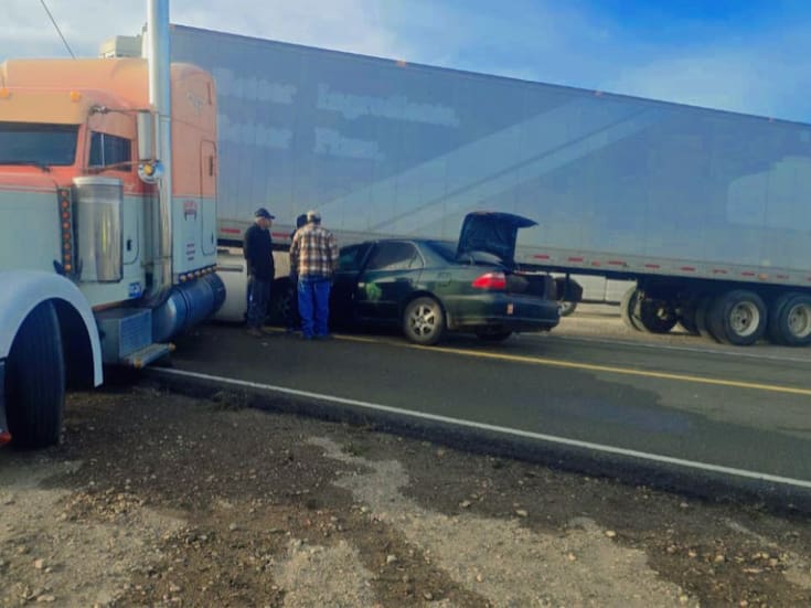 Automóvil queda debajo de tráiler en accidente en la carretera libre