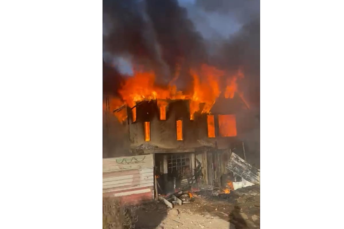 Bomberos sofocan incendios en colonias Camino Verde y Los Arenales