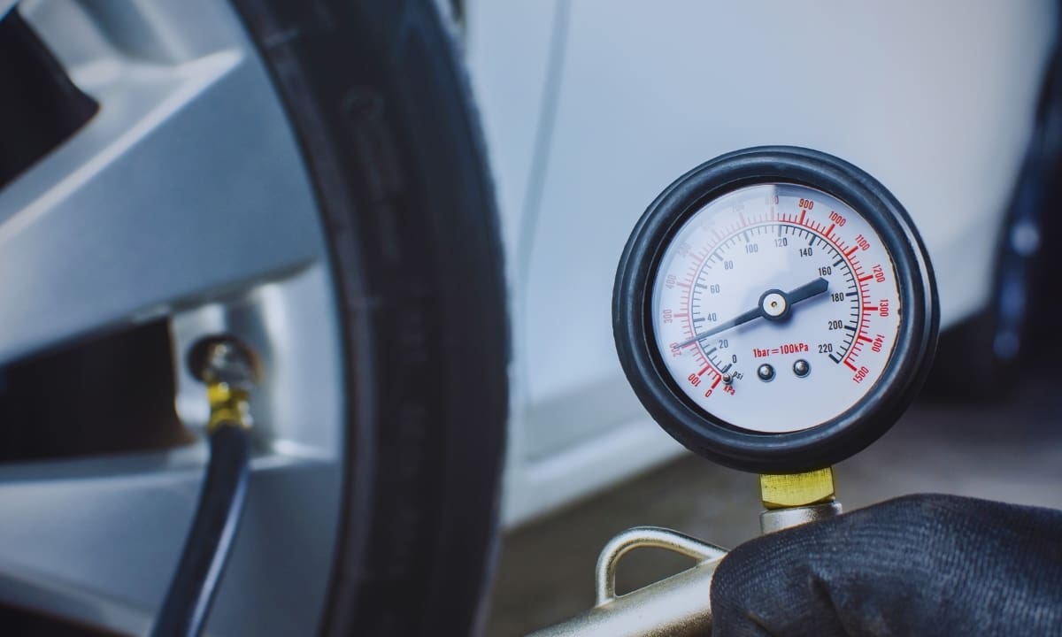Durante el frío, el aire dentro de las llantas se contrae. Esto puede hacer que la presión baje y se active la alerta del vehículo, aun cuando no haya una fuga. Foto: Especial (Canva)