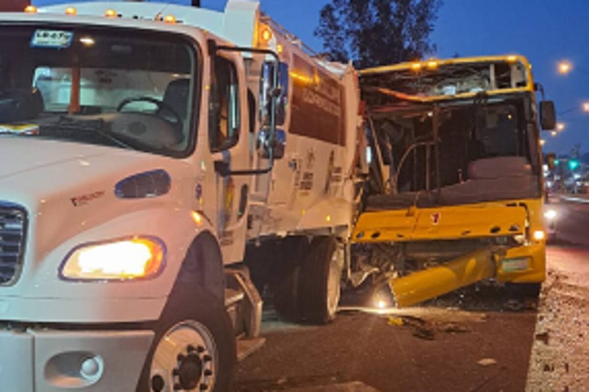 Chocan camión de pasajeros contra camión recolector de basura