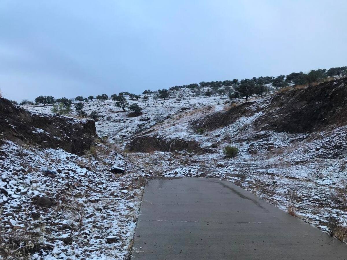 Nevada en cerros ubicados a las orillas de Nogales.