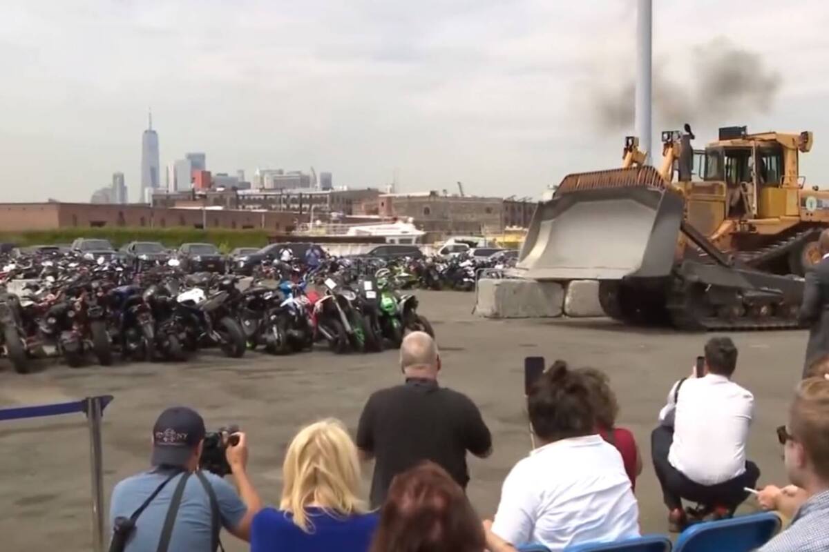 Alcalde de Nueva York viral en redes sociales por destruir motocicletas