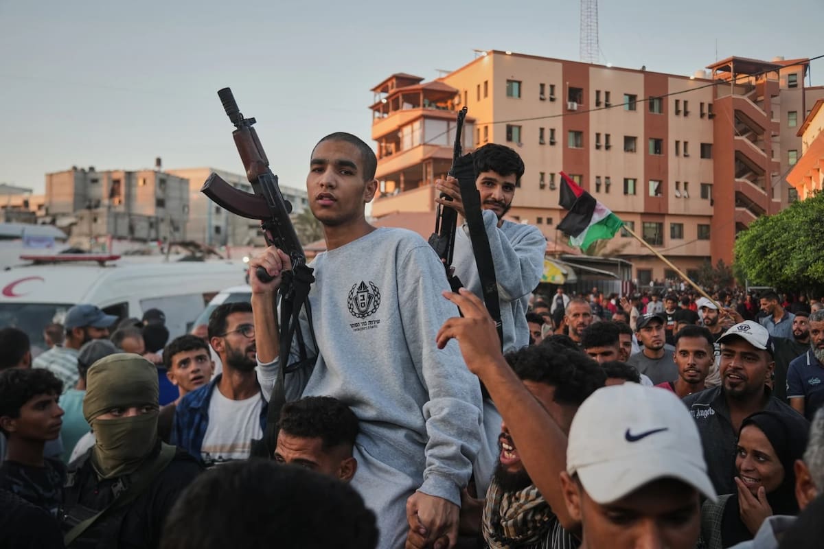 Hombres armados de Hamás en camionetas escoltan autobuses que transportan prisioneros palestinos liberados mientras son recibidos tras su liberación de cárceles israelíes en virtud de un acuerdo de alto el fuego entre Hamás e Israel, en Khan Younis, sur de la Franja de Gaza, el lunes 13 de octubre de 2025. | Crédito: AP/Jehad Alshrafi