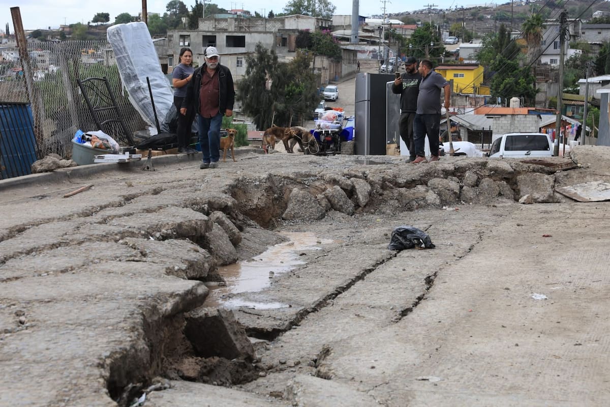 Desalojan viviendas por hundimiento y grietas en la colonia 3 de Octubre en Tijuana