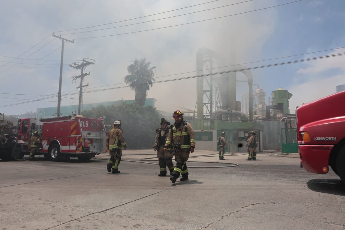 Registran incendio en fábrica de triplays en Parque Industrial Otay