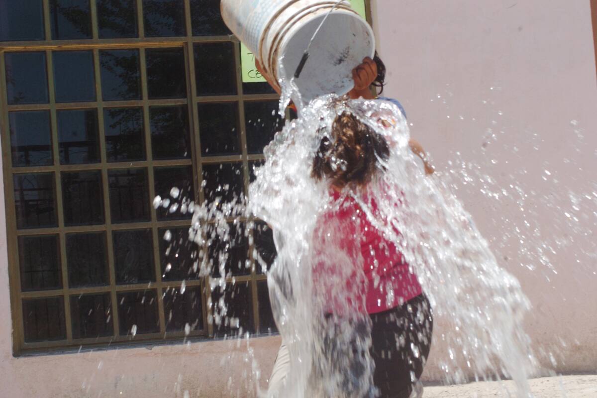 La tradición de arrojarse agua en Sábado de Gloria