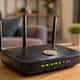 Por qué algunas personas colocan una moneda en el router del wifi y para qué sirve realmente según expertos en redes que advierten posibles efectos en la señal y el rendimiento