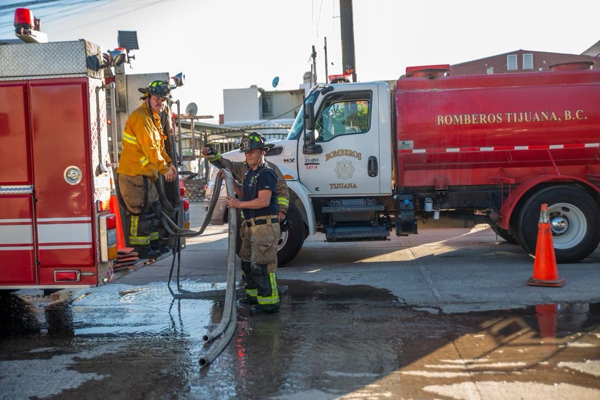 Ocho elementos del cuerpo de bomberos participaron en las maniobras para sofocar el fuego en Nueva Tijuana. Foto: Border Zoom