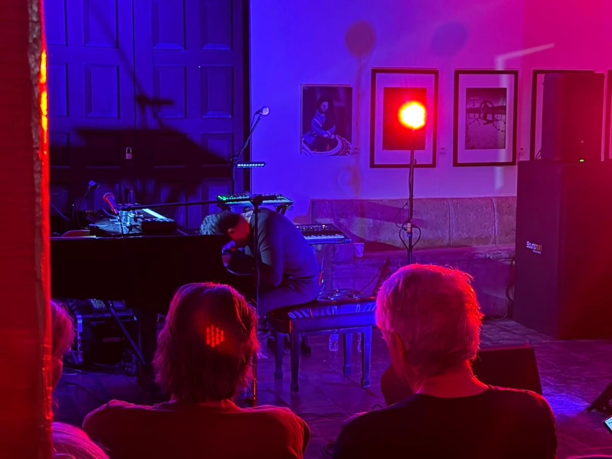 El artista presentó su nuevo álbum “Sistems” en el Museo Costumbrista de Sonora.