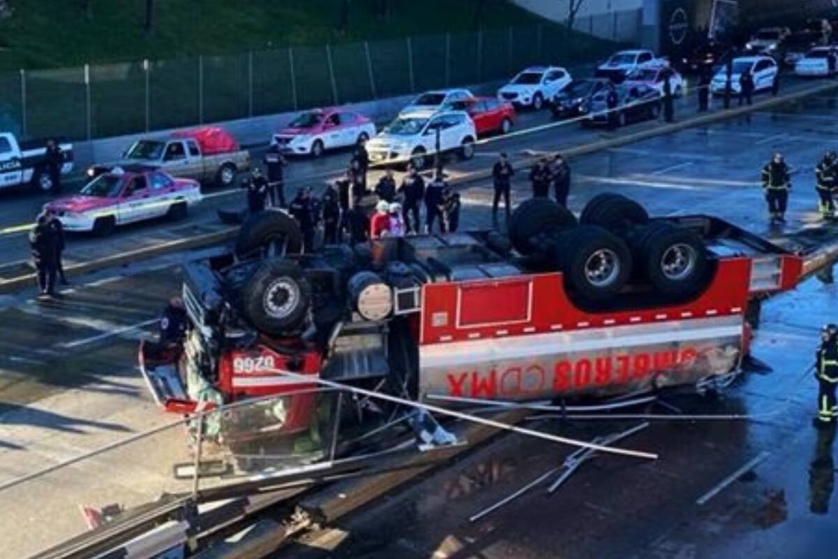 VIDEO: Camión de bomberos se vuelca mientras se dirigía a apagar un incendio en la Cdmx; tres bomberos heridos