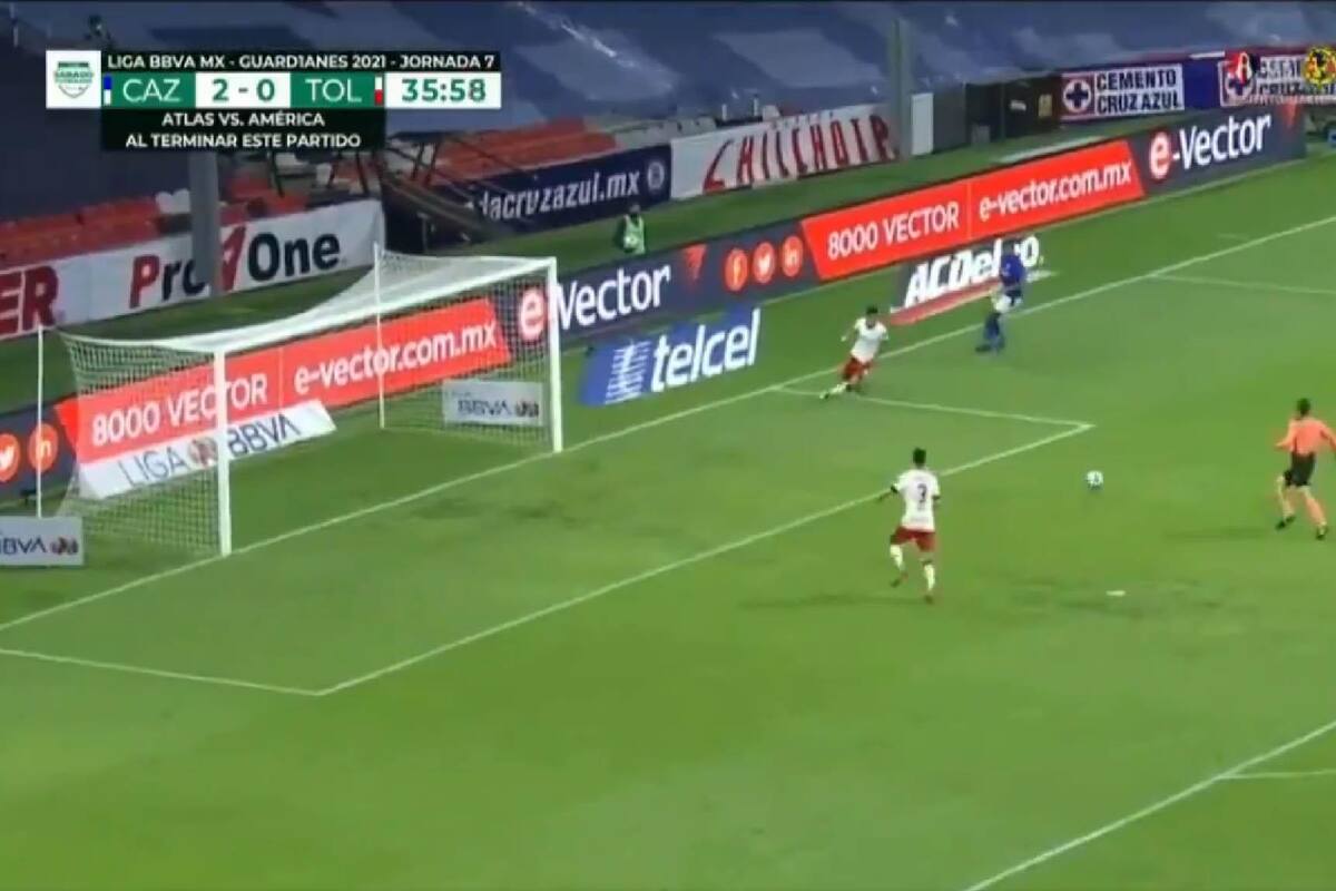 VIDEO: Árbitro Óscar Macías se atraviesa y le tapa un gol a Cruz Azul