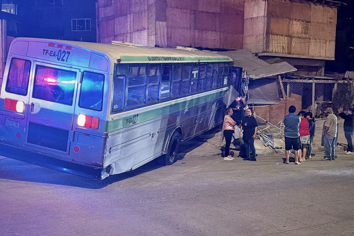 Camión de transporte se impacta contra vivienda en Mariano Matamoros