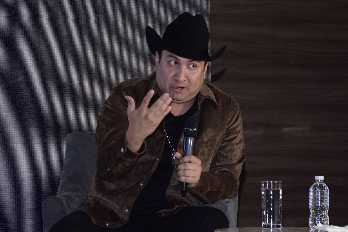 Julión Álvarez sufre acoso durante concierto