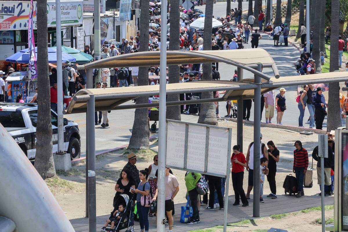 Algunas personas, que laboran en Estados Unidos, llegaron tarde a su centro de trabajo.