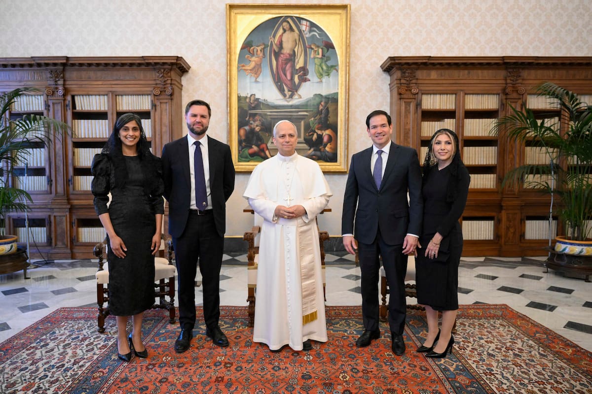 El papa León XIV, durante la reunión que mantuvo con el vicepresidente de Estados Unidos, JD Vance (2i), y el secretario de Estado, Marco Rubio (2d) y sus respectivas esposas, Usha Vance (i) y Jeanette Dousdebes Rubio (d), este lunes en El Vaticano. | Crédito: EFE/ Simone Risoluti / Dicasterio para la Comunicación del Vaticano