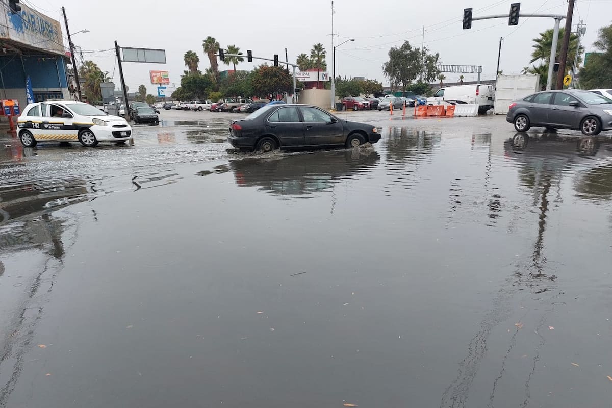 Lluvias en Tijuana: Se forma laguna cerca del puente de El Chaparral