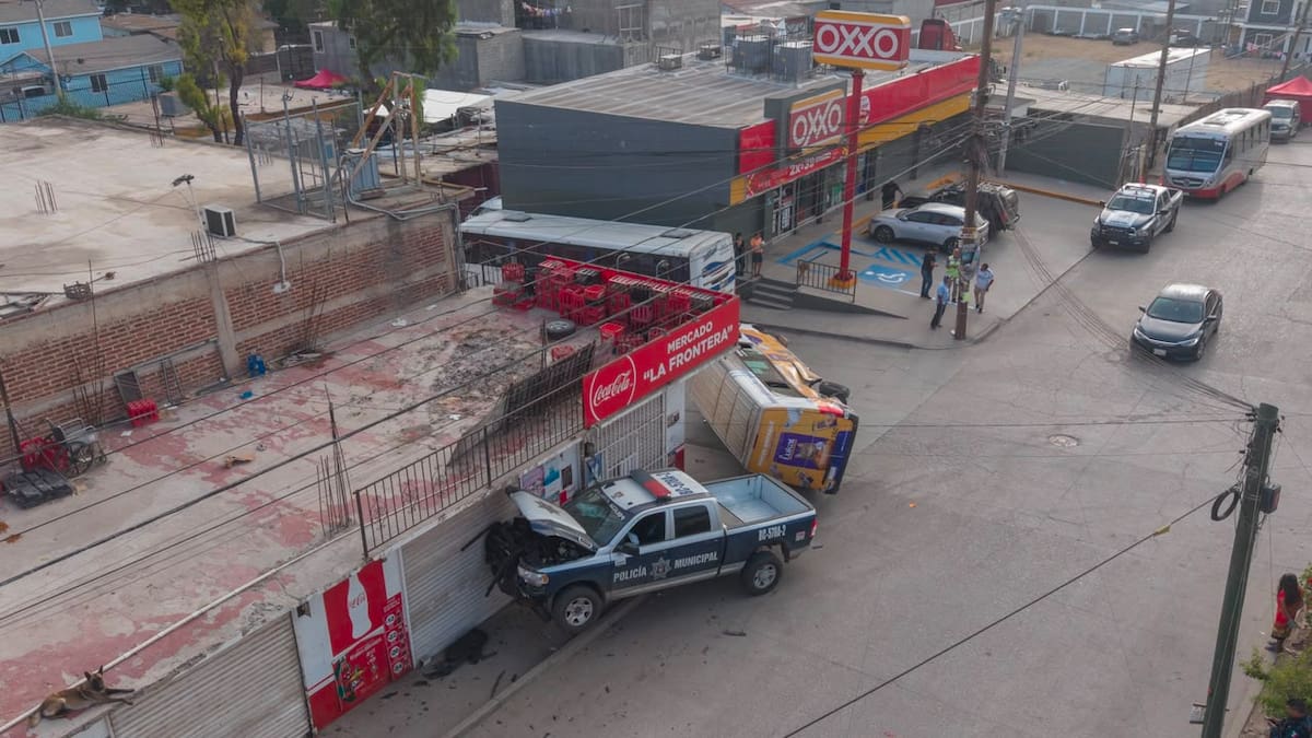 La unidad de transporte terminó volcada tras el impacto; vecinos pidieron reforzar la seguridad vial en el crucero. Foto: Border Zoom