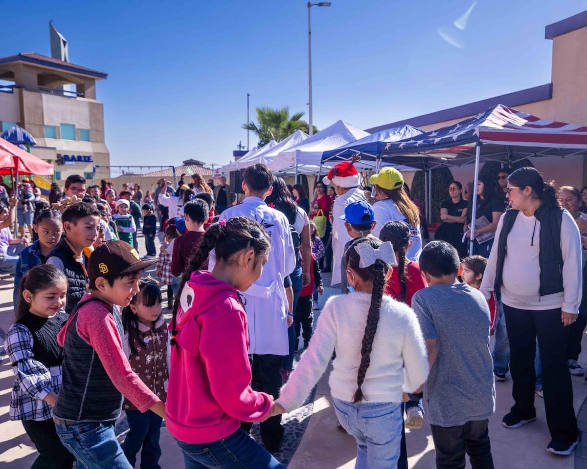 El Fraile y el exjugador Carlos Hernández visitaron el Hospital Infantil de las Californias para sorprender a más de 500 pacientes y sus familias. Fotos: Cortesia