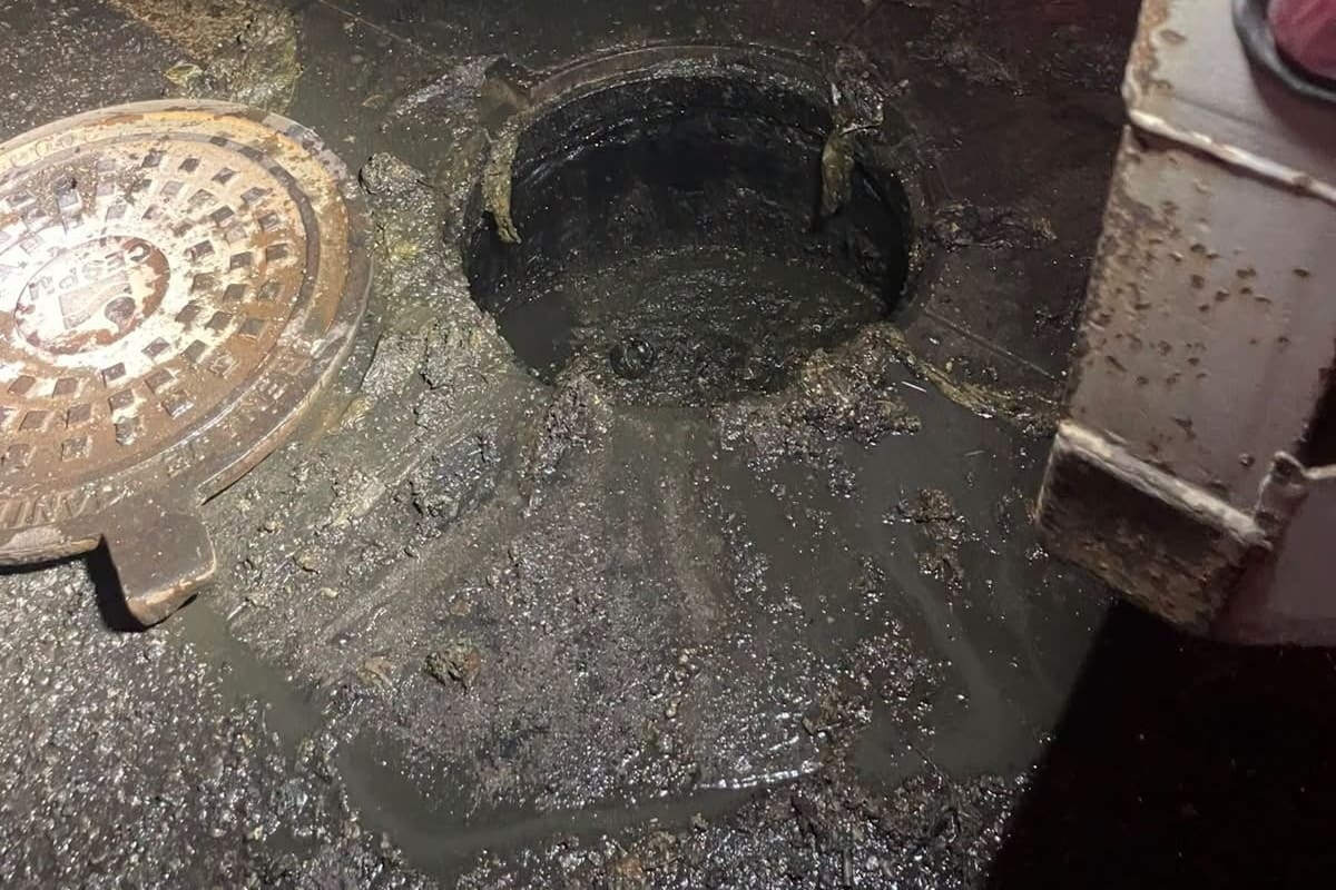 Toallitas húmedas tapan el drenaje y provocan derrame de aguas negras en Mexicali