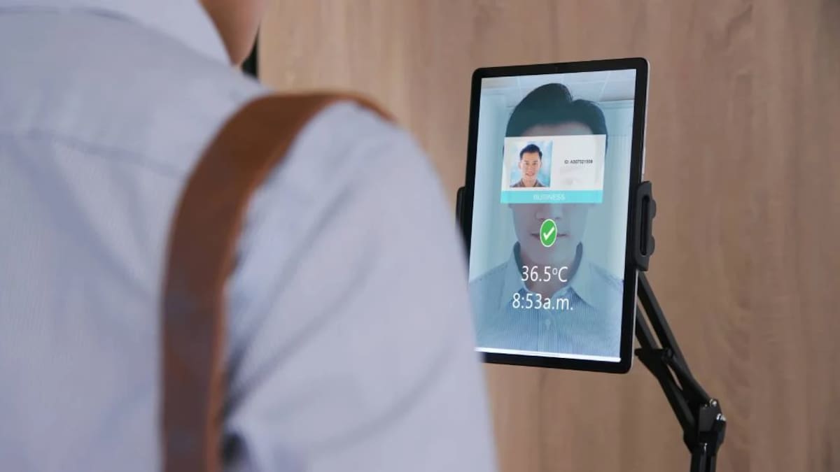 ¿Te pueden poner falta por olvidar checar la hora entrada en el trabajo? Esto es lo que explica un abogado experto