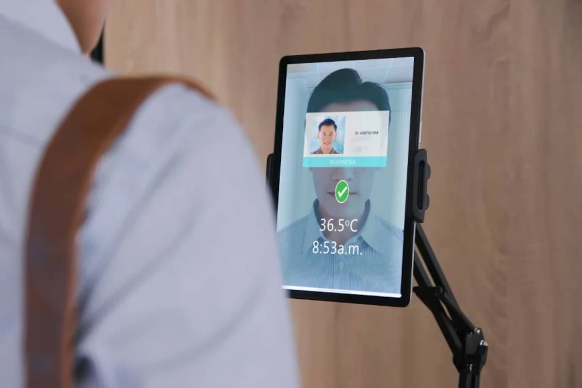 ¿Te pueden poner falta por olvidar checar la hora entrada en el trabajo? Esto es lo que explica un abogado experto