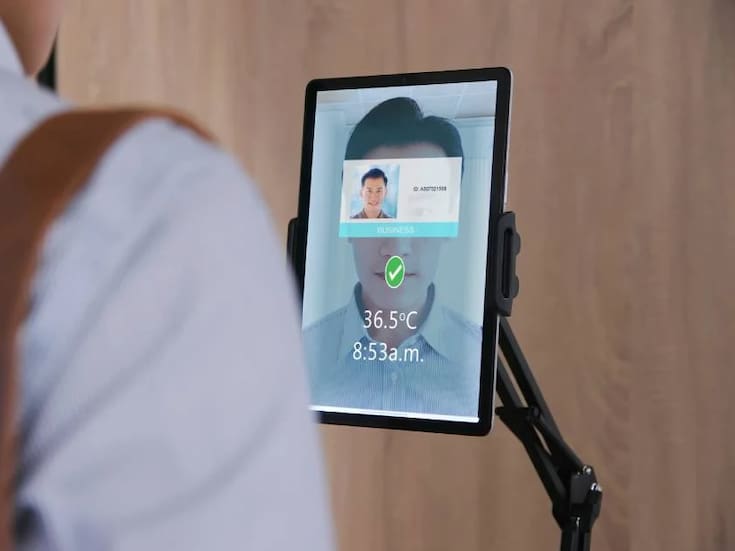 ¿Te pueden poner falta por olvidar checar la hora entrada en el trabajo? Esto es lo que explica un abogado experto