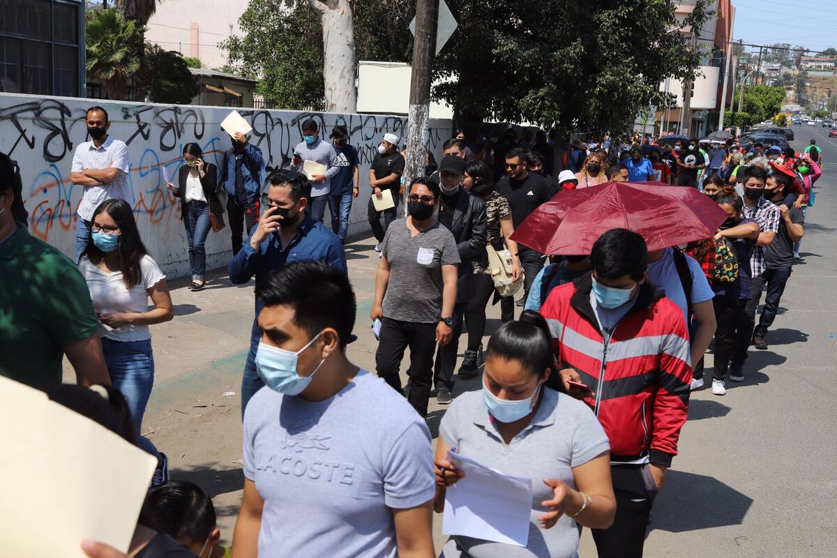 Abarrotan punto de vacunación de la Zona Centro de Tijuana