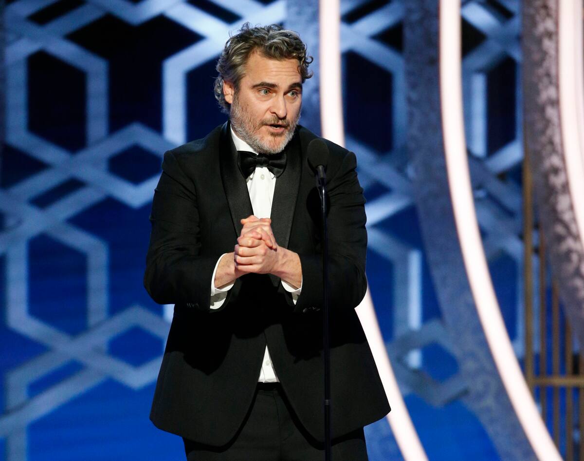 En esta imagen difundida por NBC, Joaquin Phoenix recibe el Globo de Oro al mejor actor de drama, por "Joker", el domingo 5 de enero del 2020 en Beverly Hills, California. (Paul Drinkwater/NBC via AP)