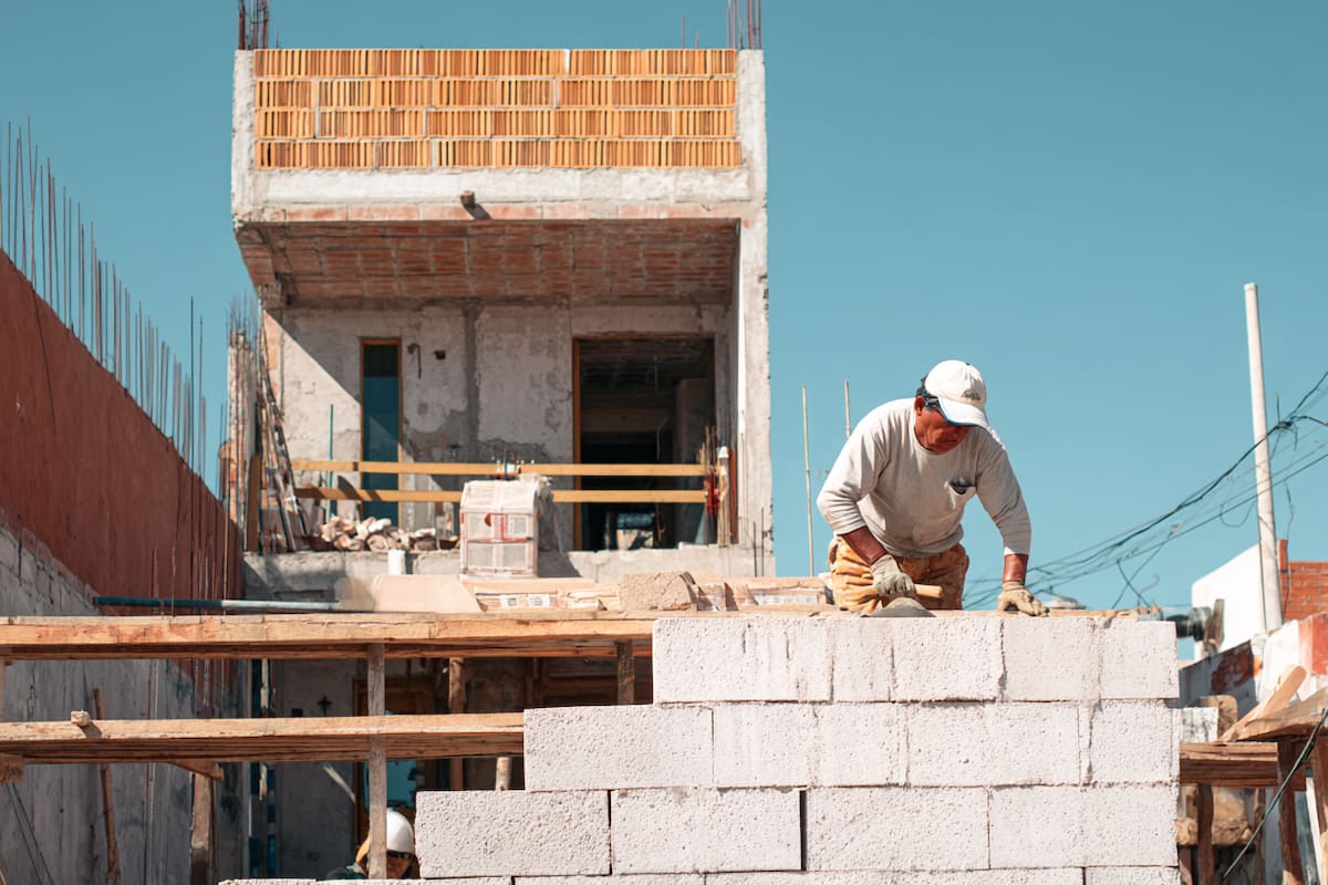 Mientras en México a penas va hacia una jornada de 40 horas, Brasil redujo su jornada de 48 a 44 horas semanales en 1988 y avanza hacia una semana de 4 días laborales