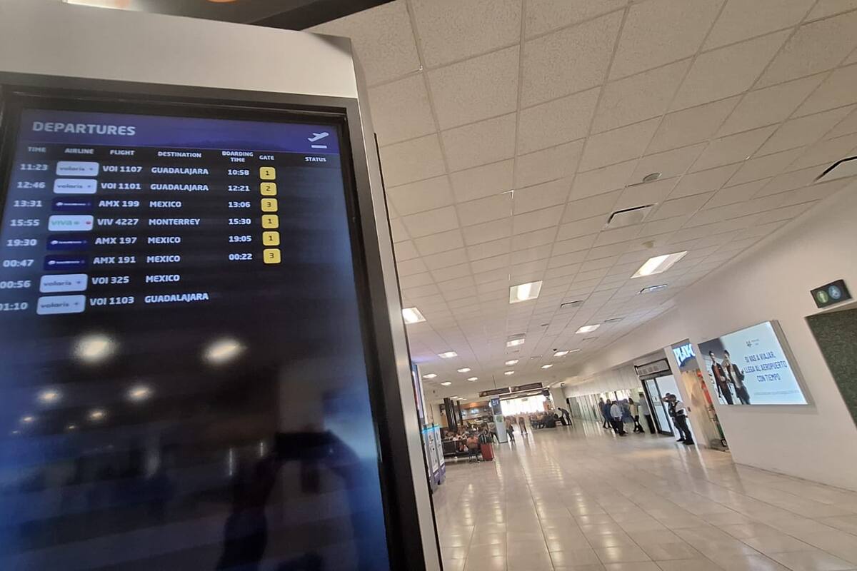 Presentan demoras cuatro vuelos tras caída del sistema Microsoft