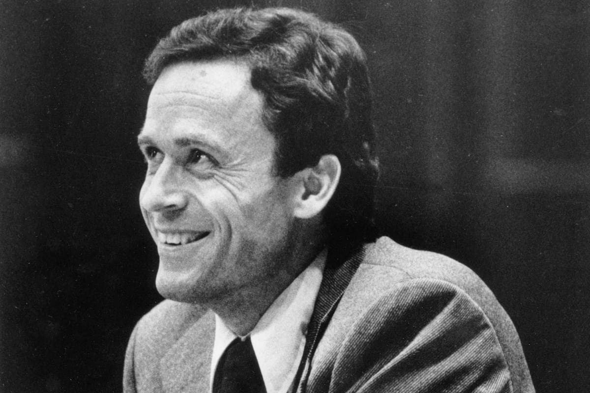 Ted Bundy sonríe durante el segundo día de la selección del jurado para su juicio por asesinato en una sala del tribunal del condado de Dade en Miami, el 27 de junio de 1979. | Crédito: AP, Pool, Archivo