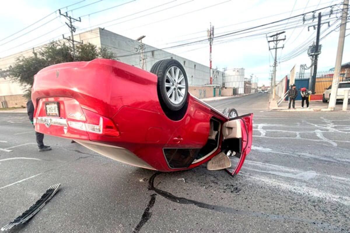 Pierde el control de su vehículo e impacta contra el muro de contención