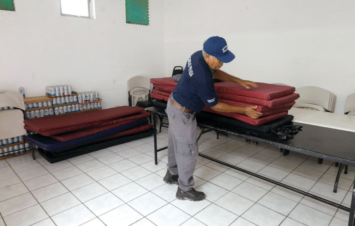 Personal de el Centro Hábitat de la colonia Café Combate se prepara
para recibir personas que sean evacuadas por las lluvias. FOTO: TEODORO BORBÓN
