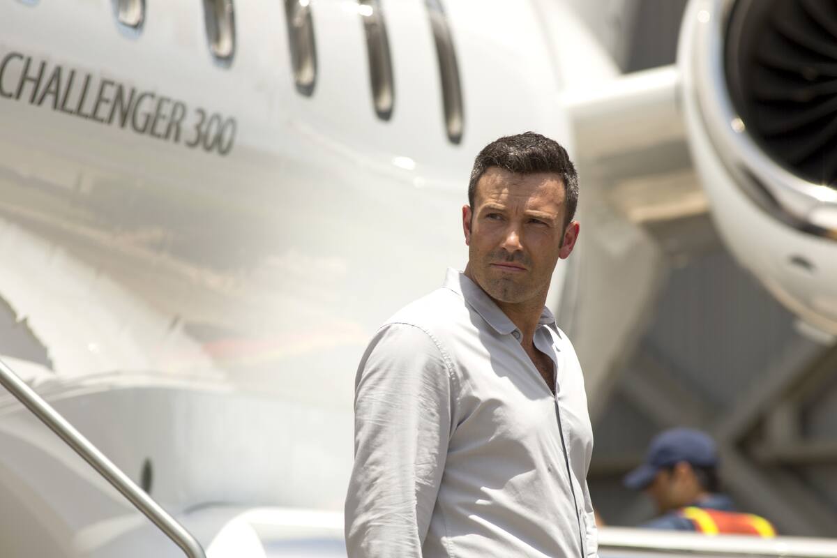 Buscaba captar a JLo con Ben Affleck y descubre a intruso acechando la casa del actor