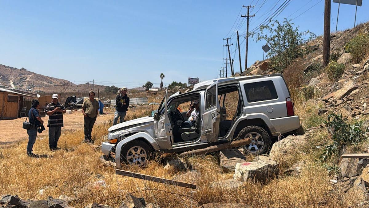 La conductora fue trasladada a un hospital; tres menores resultaron ilesos. Foto: Border Zoom