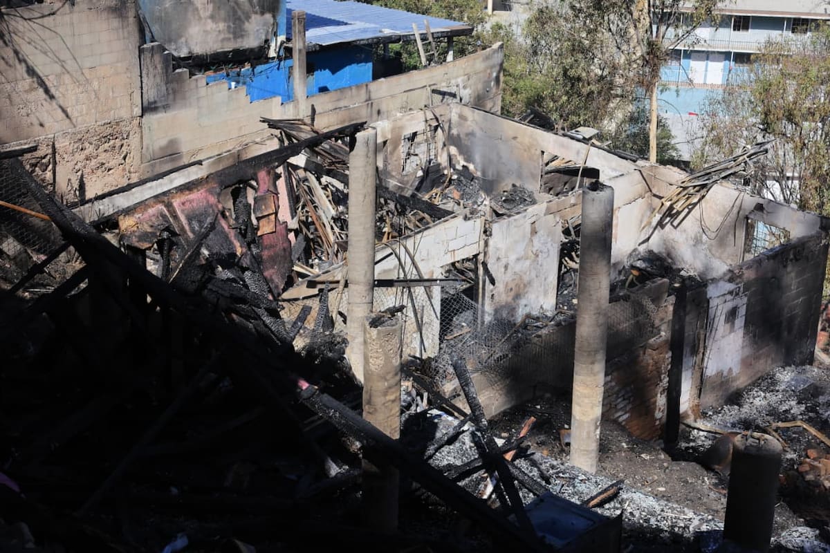 Varias familias perdieron su patrimonio tras un incendio en la colonia Lázaro Cárdenas de Tijuana. Foto: Sergio Ortiz