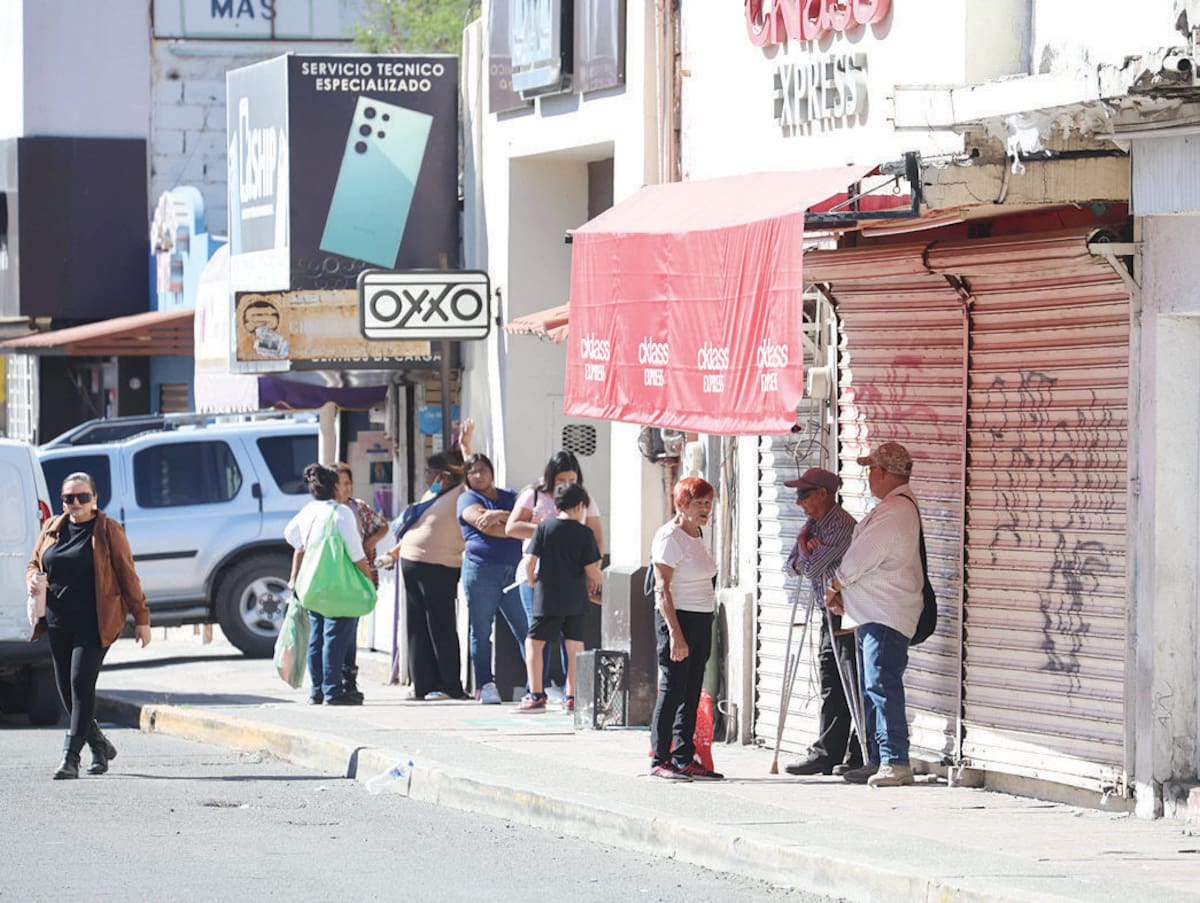 Personal de Protección Civil realizó recorridos por los comercios que se ubican en la calle Morelia, entre Juárez y Matamoros. FOTO: JULIÁN ORTEGA