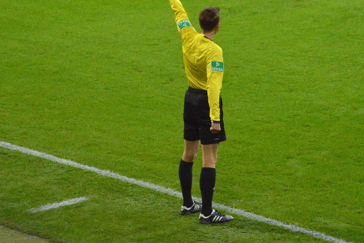 Arbitro que silbaría en el "Clásico Regio" dio positivo por Covid-19