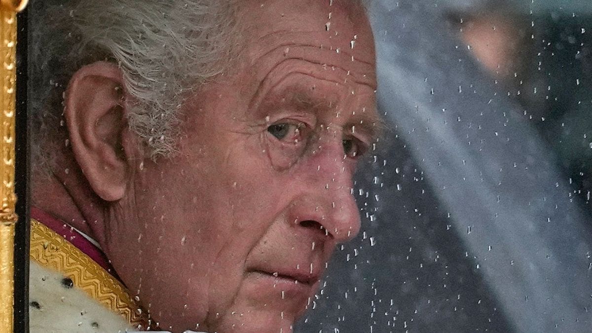 Ni el protocolo lo salvó: El momento exacto en que un hombre encara al monarca en Clitheroe por los nexos reales con Epstein.