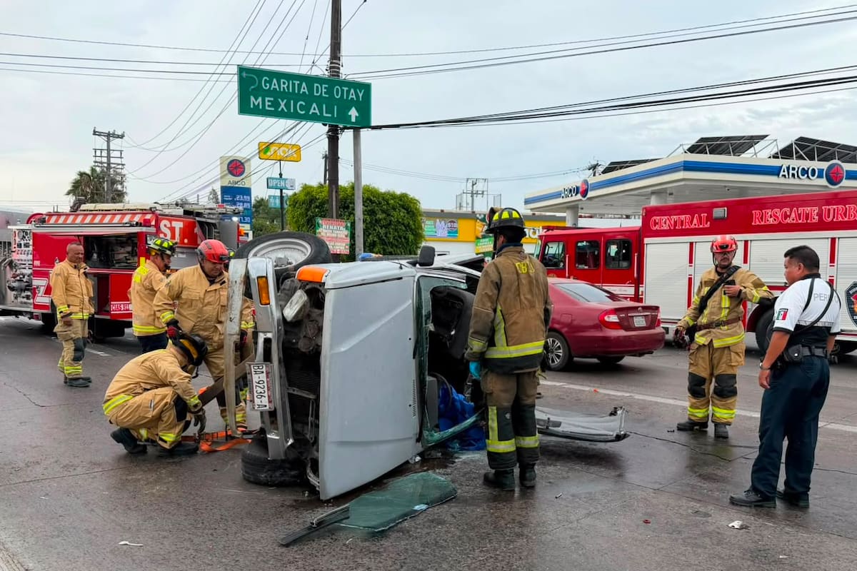 Vuelca vehículo en Otay; conductor resulta con lesiones graves