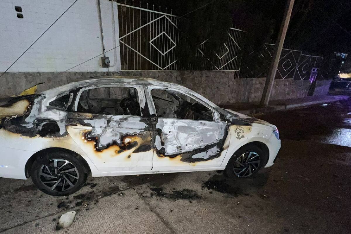 Hallan cadáver de hombre calcinado dentro de automóvil baleado en Nogales