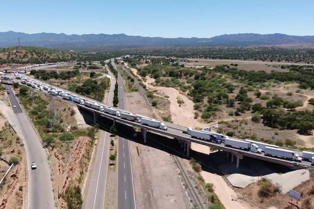 Falla en sistema de la Aduana de México provoca larga filas de trailers en Nogales